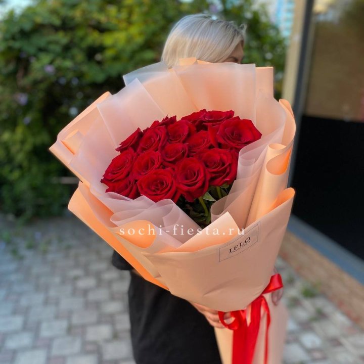 15 голландских роз в оформлении в Перми
