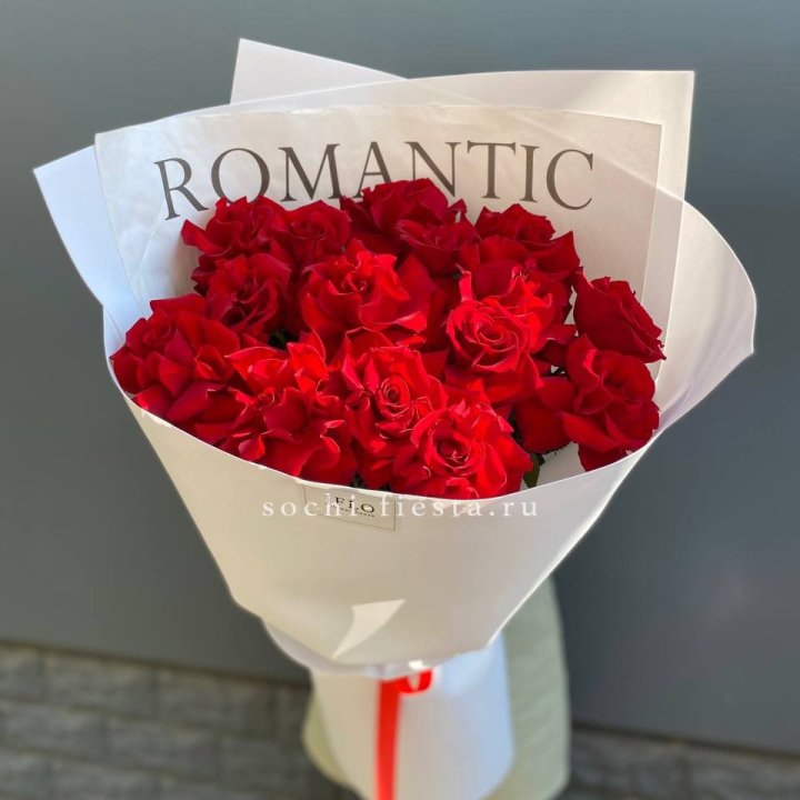 19 высоких роз в оформлении в Перми
