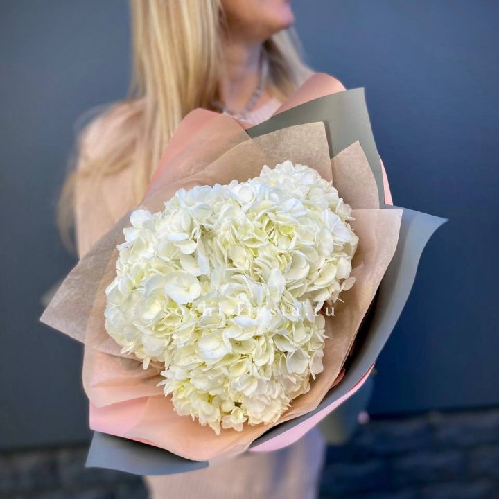 Букет из трёх белых гортензий в Перми