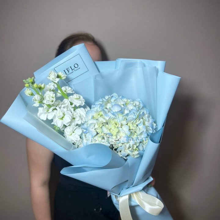 Гортензия голубая с маттиолой в Перми