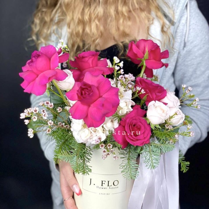 Новогодняя композиция в коробке пинк розе в Перми