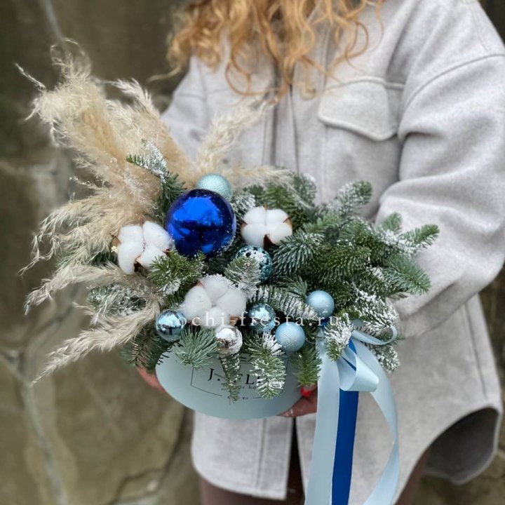 Новогодняя композиция в коробке блю в Перми