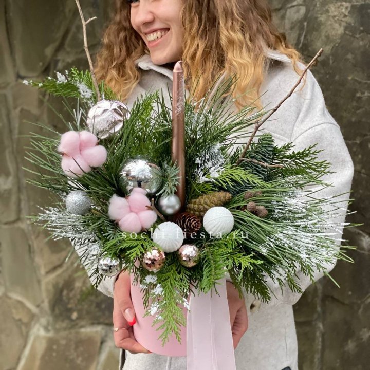 Новогодняя композиция в коробке пинк в Перми