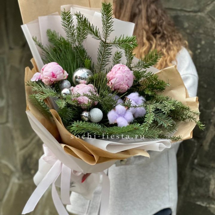 Новогодний букет с пионами  в Перми