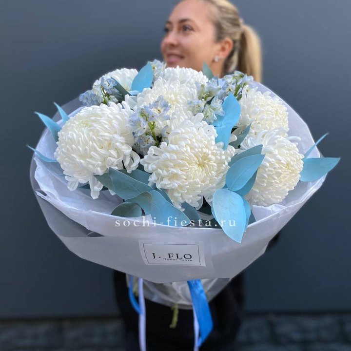 Букет хризантем Бигуди и дельфиниума  в Перми