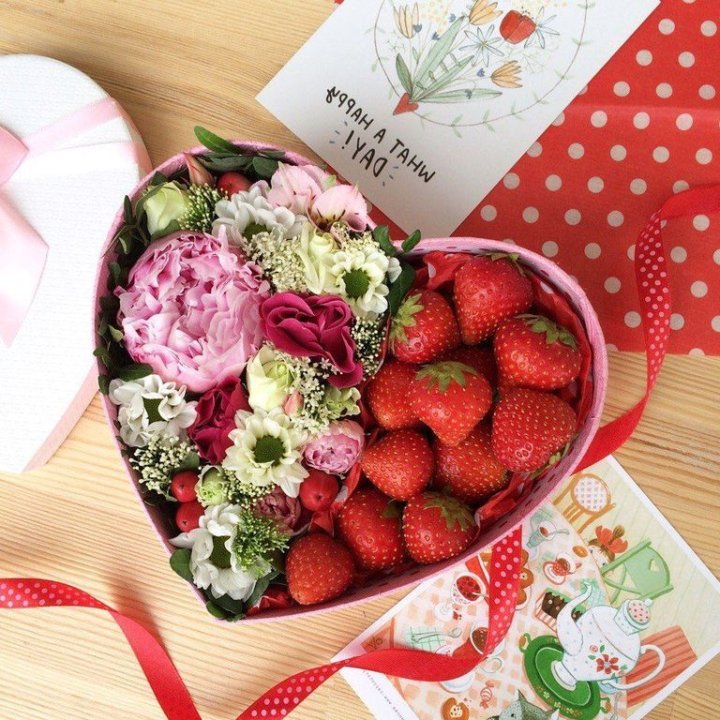 Бокс с клубникой и цветами в Перми