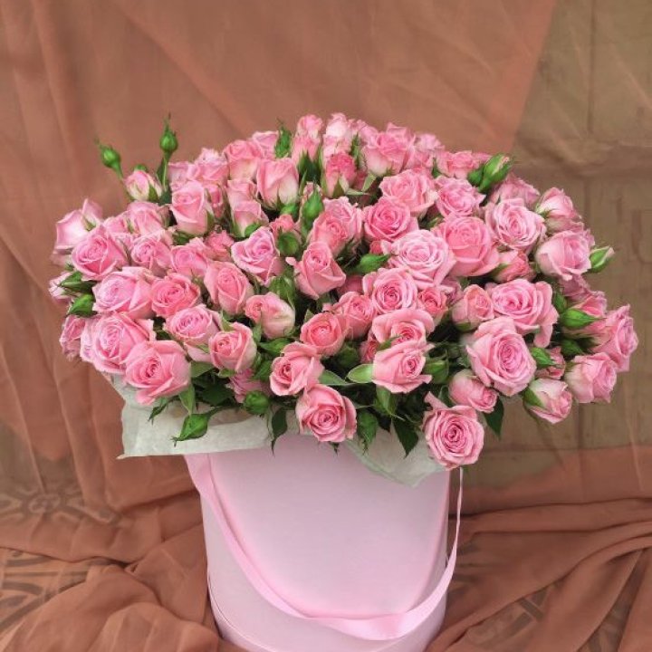 Кустовые розы в коробке в Перми