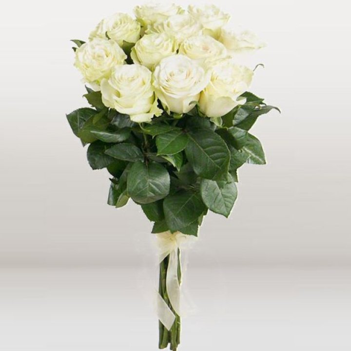 11 белых голландских роз в Перми