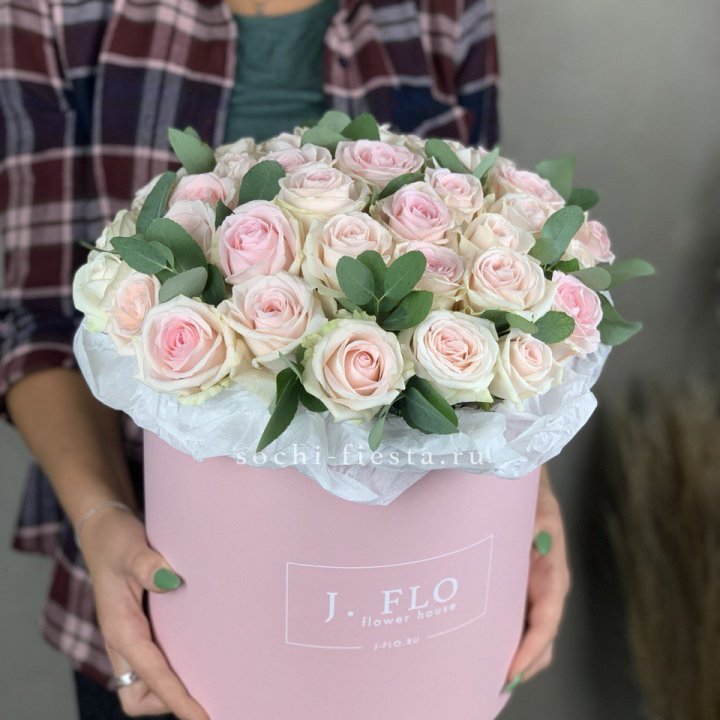 35 розовых роз в цилиндре в Перми