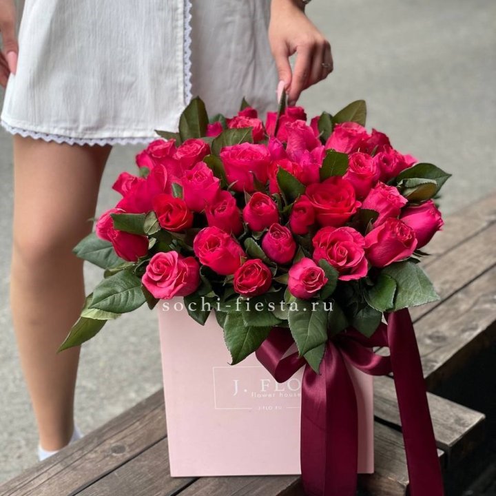 55 алых роз в кубе в Перми