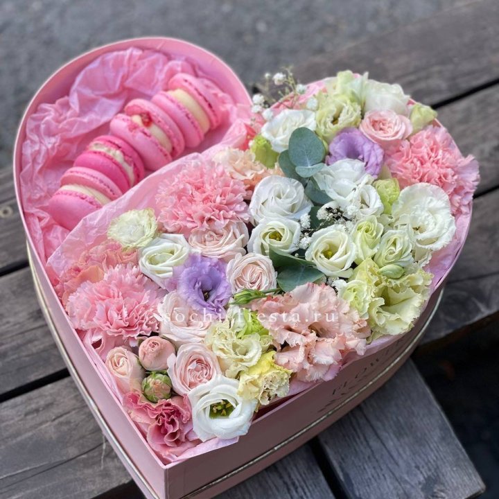 Бокс-сердце с макарон "Пинк" в Перми