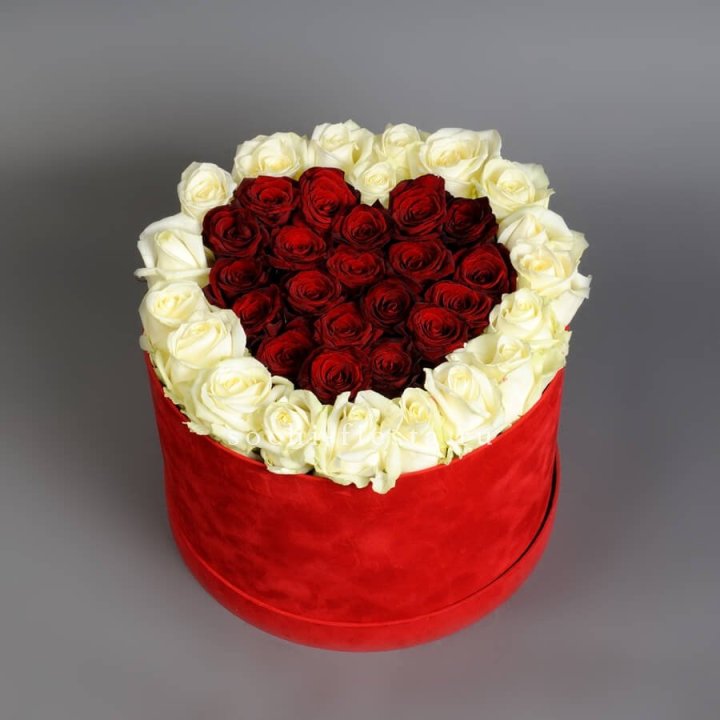 39 красных и белых роз в цилиндре в Перми