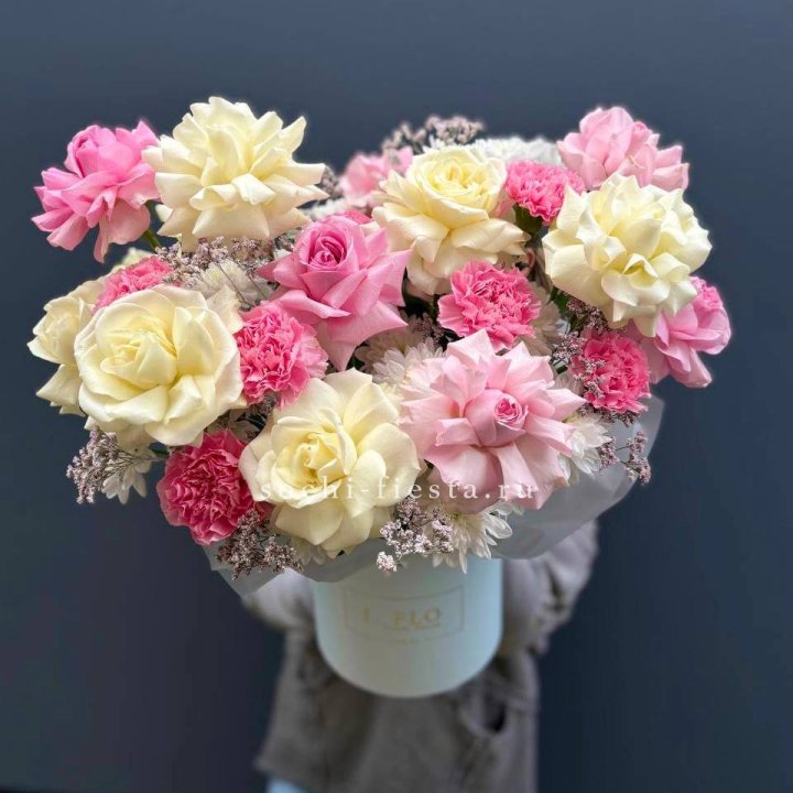 Коробка французских роз и диантусов "Бони" в Перми