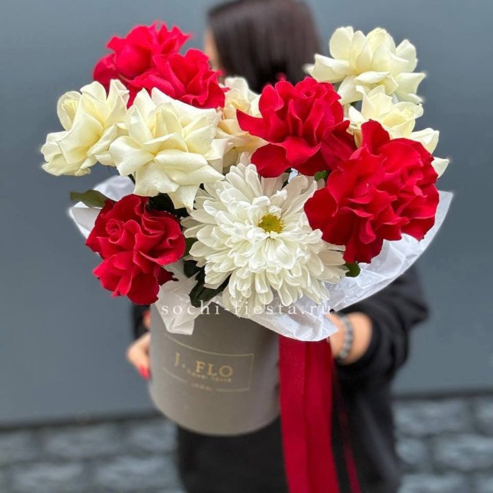 Французские розы с хризантемой в боксе в Перми