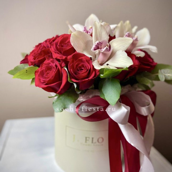 Розы и орхидеи в боксе в Перми