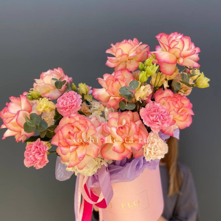 Бокс нежный с розами в Перми