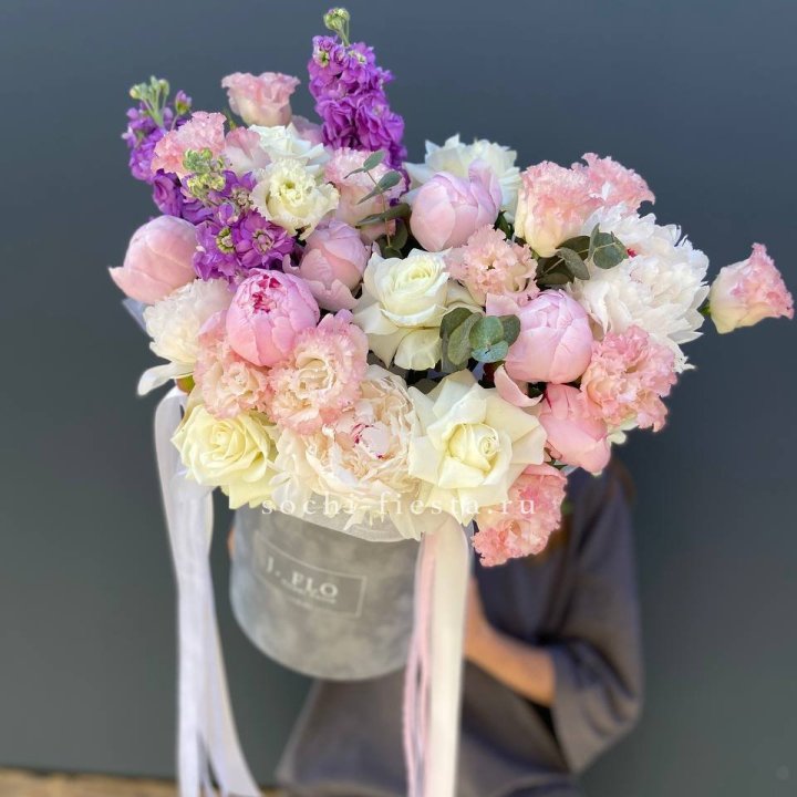 Дизайнерский цилиндр с пионами "Ривьера" в Перми