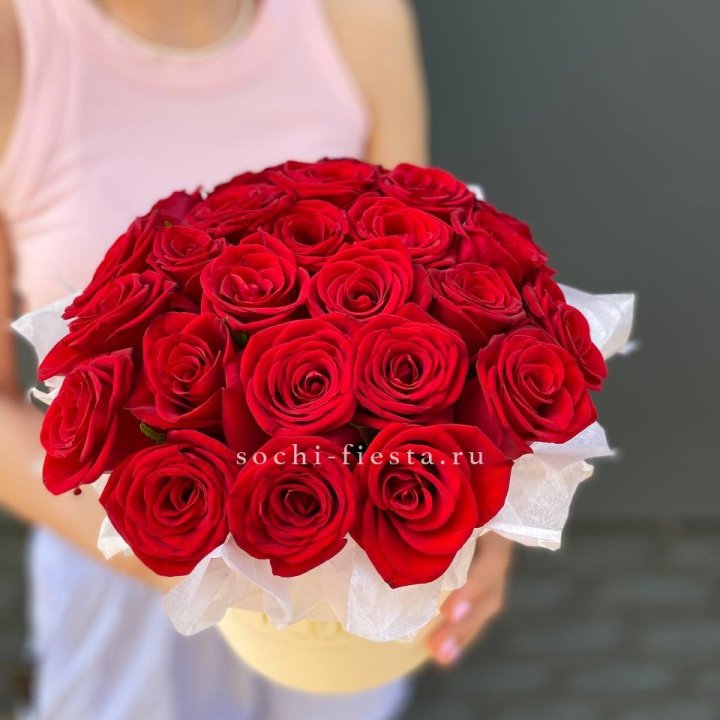 Красные розы в цилиндре в Перми