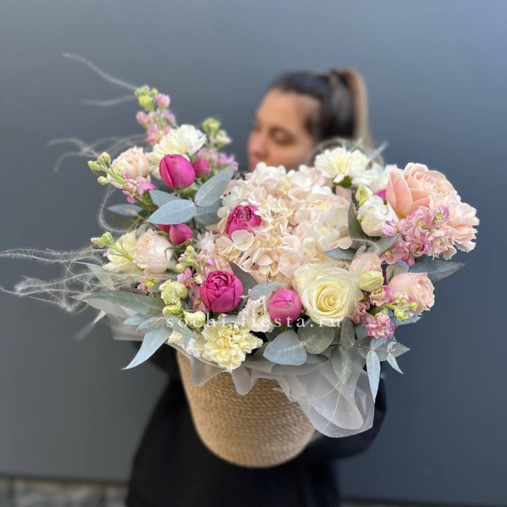 Цветочная композиция в джутовом боксе  в Перми