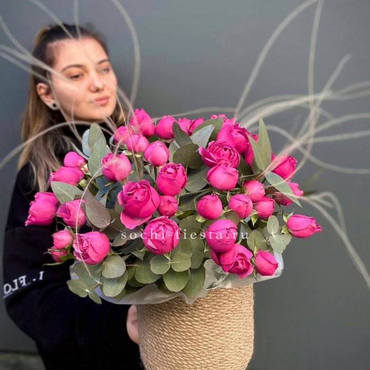 Пионовидные розы Мисти Бабблс в джутовом кашпо в Перми