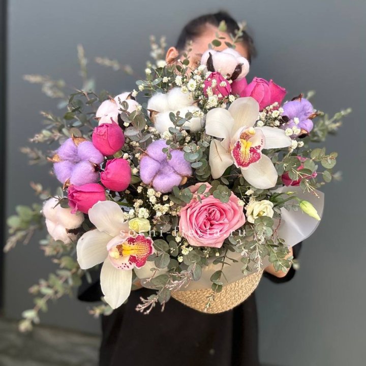 Орхидея и розы в джутовом кашпо в Перми