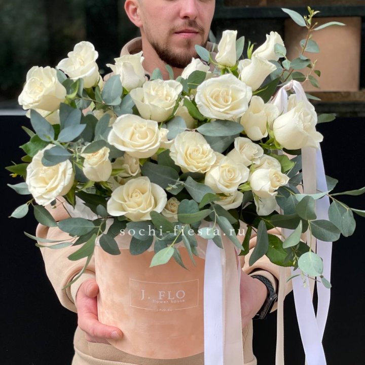 41 белая роз в бархатном боксе в Перми