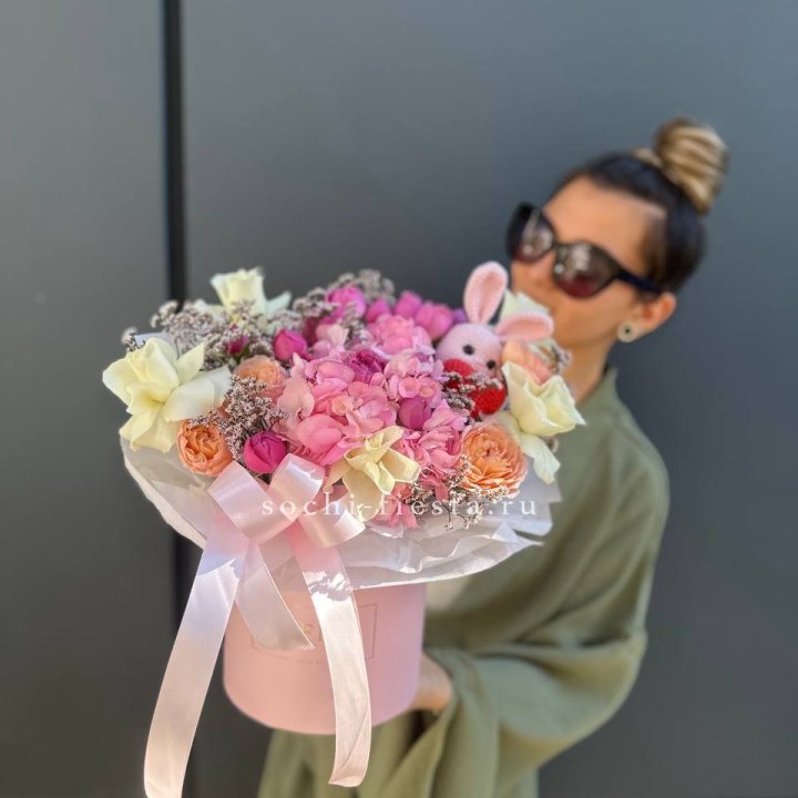 Дизайнерский цилиндр с игрушкой "Лола" в Перми