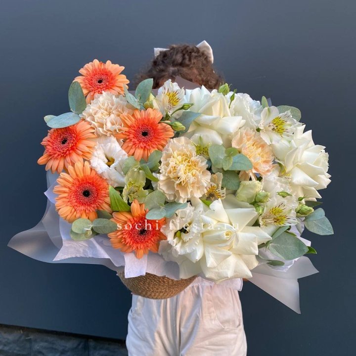 Розы и герберы в джутовом кашпо "Георгино" в Перми