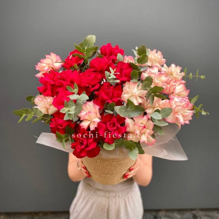 25 Французских роз в джутовом кашпо  в Перми