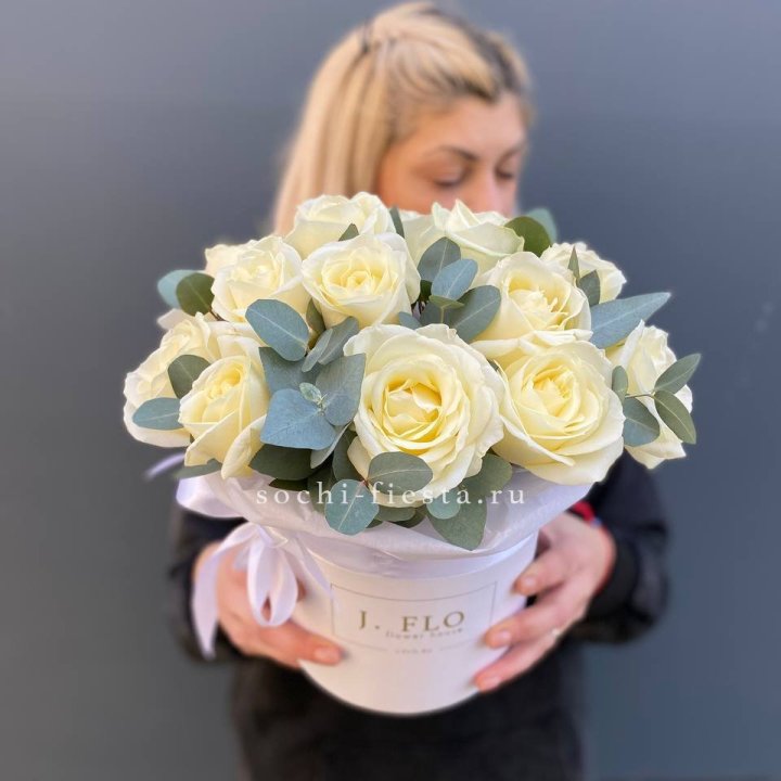 15 белых роз в боксе в Перми