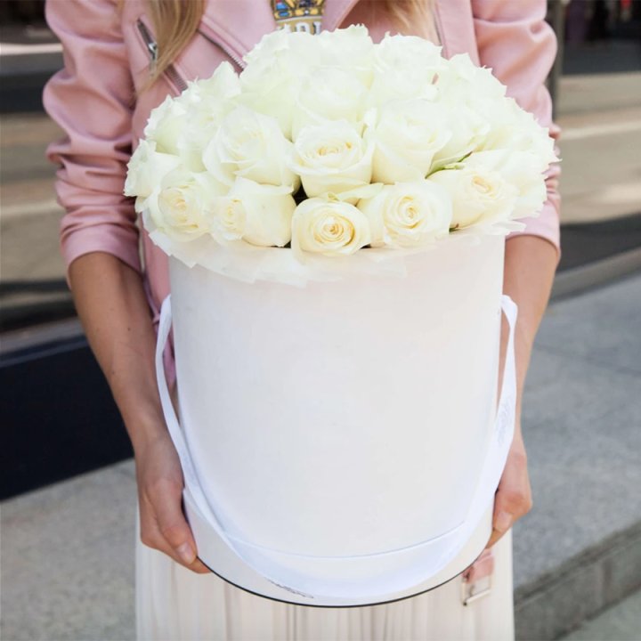 35 белых роз в цилиндре в Перми