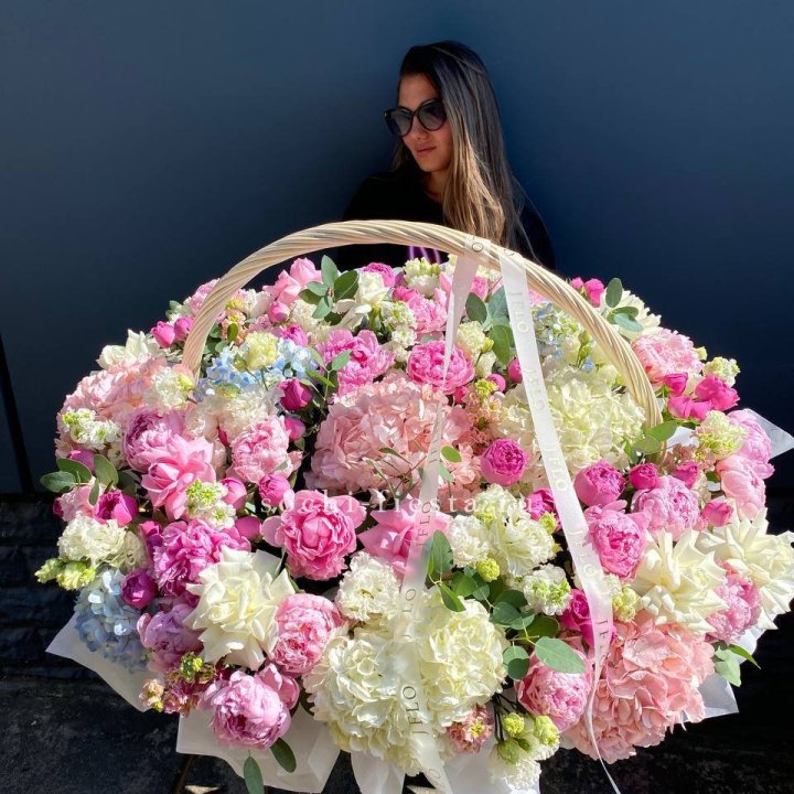 Цветочная корзина из пионов и пионовидных роз "Перфекте" в Перми