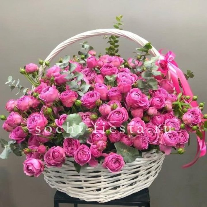 65 пионовидных кустовых роз в корзине в Перми