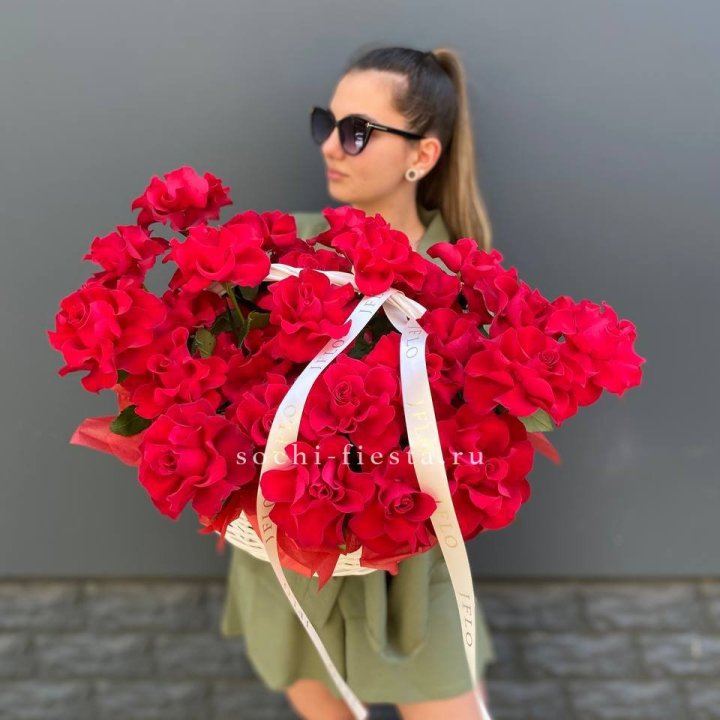 Красные французские розы в корзине в Перми