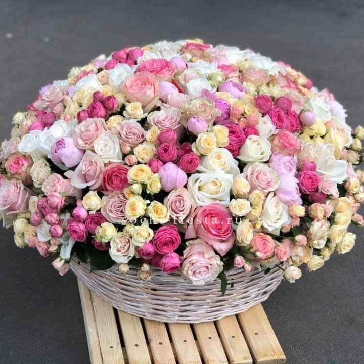 Цветочная корзина из пионов и пионовидных роз "Юниверсити" в Перми