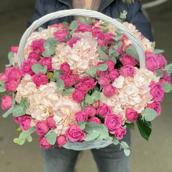 Корзина с гортензией и Мисти Баблс в Перми