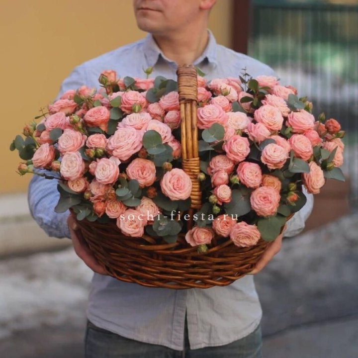 Корзина из 101 пионовидной розы в Перми