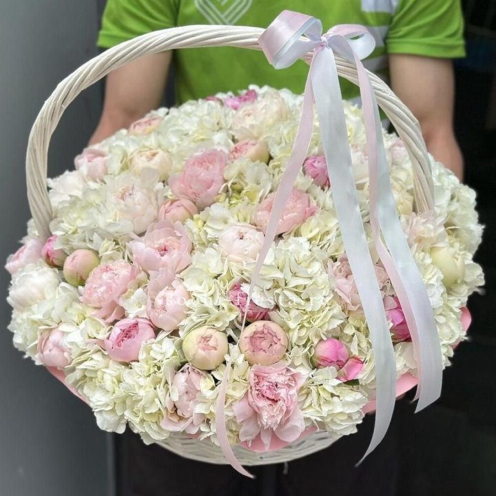 Премиум корзина гортензий и пионов в Перми