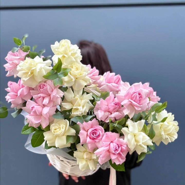 25 Французских роз в корзине в Перми