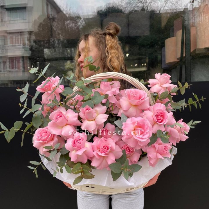 25 роз в цветочной корзине  в Перми