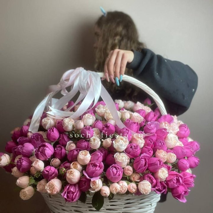 Премиум корзина пионовидных кустовых роз в Перми