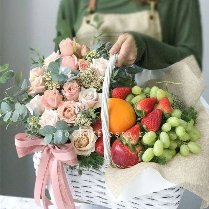 Фруктовая корзина c цветами в Перми