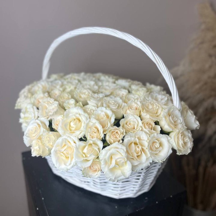 101 белая роза в корзине в Перми