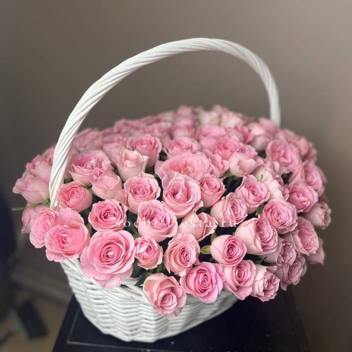 101 розовая роза в корзине в Перми