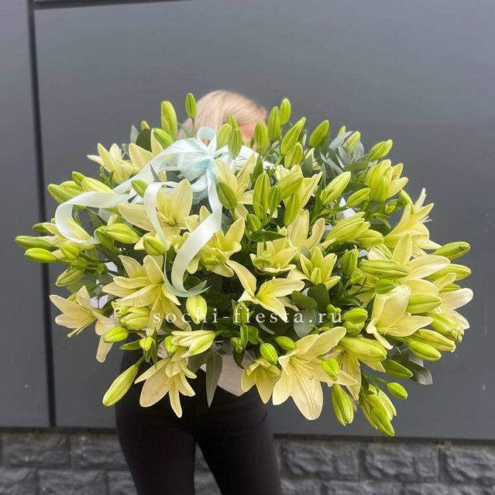 Лилии в корзине в Перми