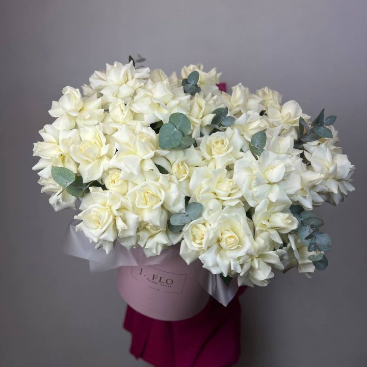 37 белых роз в боксе в Перми