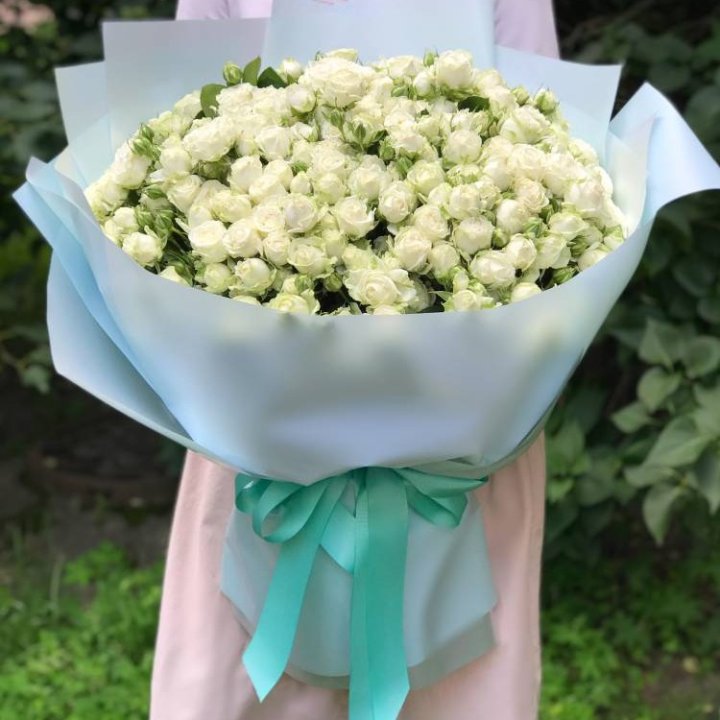 51 белая кустовая роза в Перми