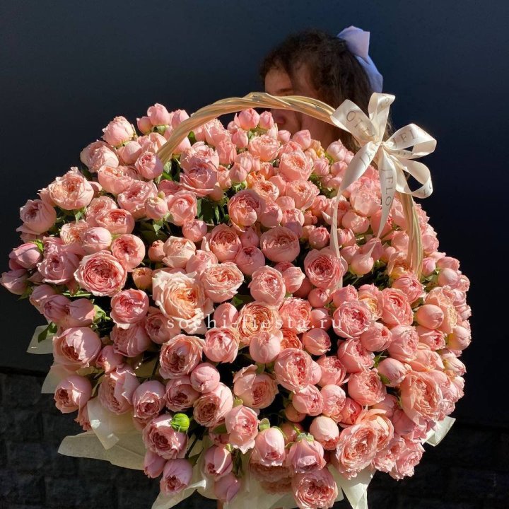 Корзина из пионовидных роз в Перми