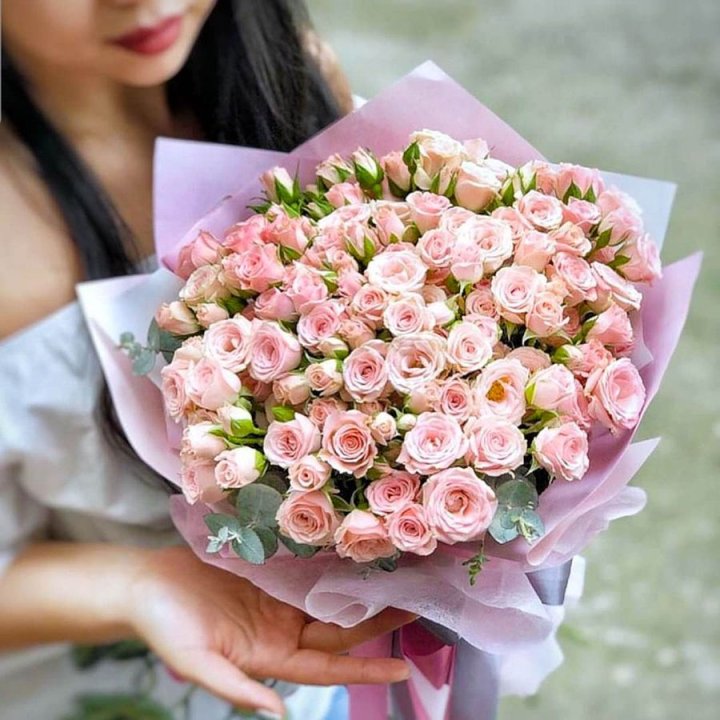 Кустовые розы с эвкалиптом в Перми