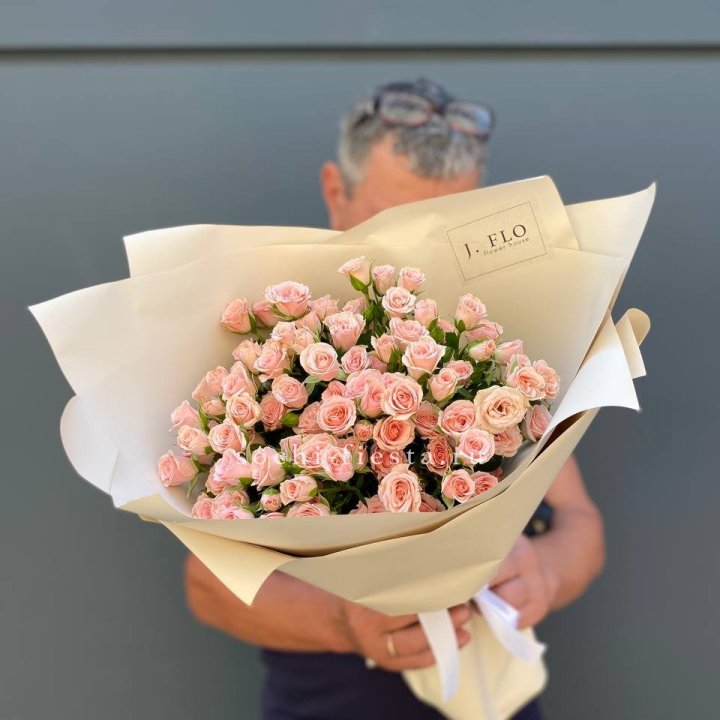 Кустовые розы леди в Перми